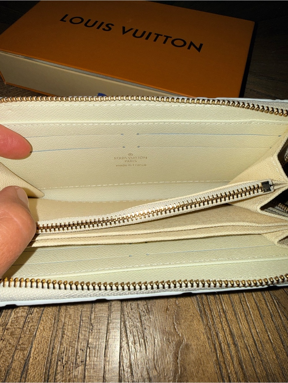 Louis Vuitton White Embossed Monogram Zip Around Wallet - Picture 7 of 10
